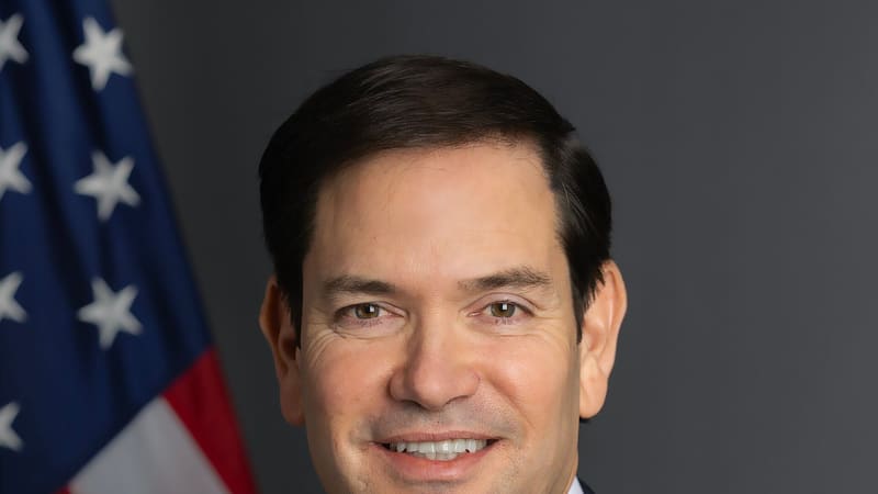 Official portrait of US Secretary of State Marco Rubio in front of a US flag