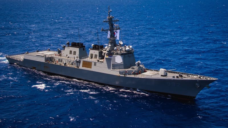 South Korean destroyer ROKS Yulgok Yi I, hull number 992, under way at speed on open blue ocean
